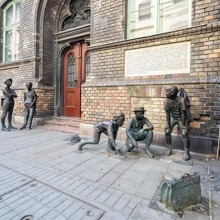 Historic Grace, Classical At Corvin Apartment Budapest