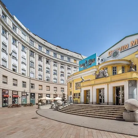 Historic Grace, Classical At Corvin Apartamento